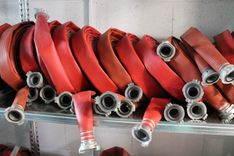 Dzēšanas darbos Slampē cietis ugunsdzēsējs