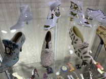 Jaunmoku pilī skatāma kolekcionāres Ilzes Spīres kolekcija  «Kurpes kurpītes»