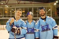 Tukuma ledus hallē aizvadīta tradicionālā labdarības hokeja spēle/foto un video/