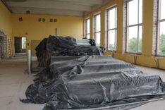 Par skolas grīdu un vakcinācijas centru