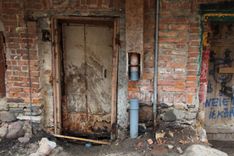 Mēsli savākti, caurules aiztaisītas. Problēma palikusi