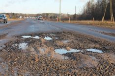 Dziļas bedres uz ceļa Tukums-Kuldīga.  Braucam uzmanīgi!