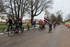 Pūrē Latvijas dzimšanas dienu atzīmē ar tradicionālo velobraucienu /FOTO/