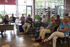 Tukuma bibliotēkā diskutē par to, kā seniori patērē medijus