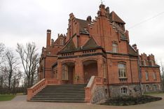 Jaunmoku pilī atjaunotas galvenās ieejas kāpnes