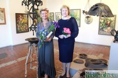 Atklāj izstādi galerijā «Durvis»