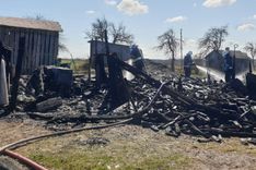 Nodeg šķūnītis un traktors