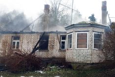 Jaunā gada pirmajā dienā dedzis mājas jumts Engurē