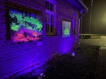 Jaunmoku pils teritorijā naktī apskatāma luminiscējošu gleznu izstāde