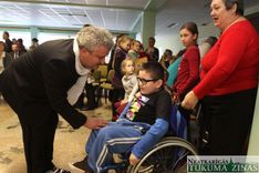 Sergejs Jēgers un mākslinieki – labdarības akcijā Zemgales vidusskolai