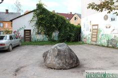 Kāpēc pretī Kandavas poliklīnikai auto stāvlaukumā parādījies akmens?