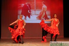 Kandavas deju skola uzvedumā «80 dienas apkārt zemeslodei»