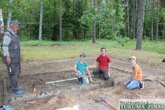 Jaunieši sakopj piemiņas vietas