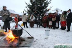 Tukumnieki rotā Katrīnas laukuma svētku egli 