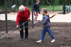 Ķesterciemnieki talko topošajā sporta laukumā /FOTO/