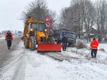 Grāvī ieslīdējis kravas auto