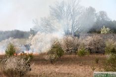 Deg neapdzīvota ēka Slampē un kūla Pūrē