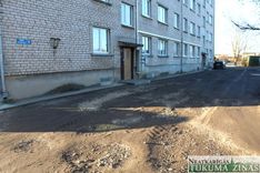 Cilvēki neapmierināti ar kādas dzīvokļu mājas pagalmu Tukumā