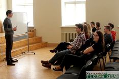 Tukumā viesojas jauniešu attīstības programmas «Go Beyond» pārstāvis Līvis Lāma