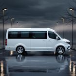 Atbrīvo zem mikroautobusa iespiestu cilvēku