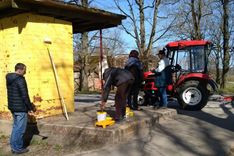 Lestenieki talkojot izkrāsojuši autobusa pieturu pagasta centrā