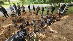 Pie Lestenes baznīcas uzsākta kritušo karavīru ekshumācija