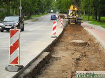 Bruģēs Lielās ielas malu pie Pilsētas parka