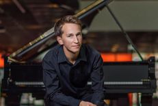 Tiešsaistes koncertā šovakar – arī talantīgā tukumnieka Daumanta Liepiņa klavierspēle