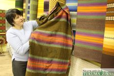 Jaunpils meistari ierāda, kā top māla izstrādājumi, austi lakati, segas un skalu grozi /FOTO/