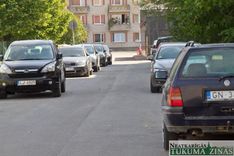 Mašīnas divās rindās un atkritumi – jāpieskata pašam?