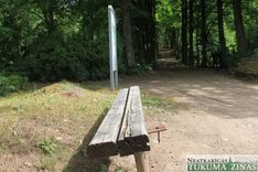 Sūdzas par nepabeigtām kāpnēm un sapuvušiem soliņiem Meža kapos