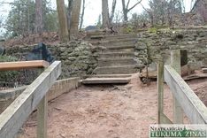 Tukuma Meža kapos pie kāpnēm vajag rokturi