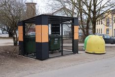 Tukumā uzstādīta pirmā slēgtā atkritumu konteineru novietne