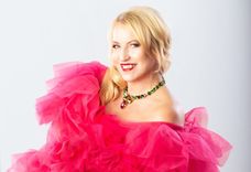 Dziedātāja Olga Rajecka ar jubilejas koncertprogrammu  viesosies Kandavā, Ozolāju estrādē