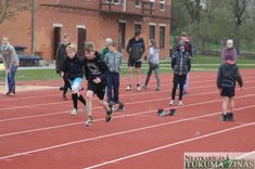 Tukumā skolēni aizvada Olimpiskās dienas vieglatlētikā /FOTO/