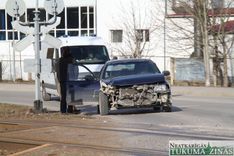 Uz pārbrauktuves taranē vilciena pēdējo vagonu