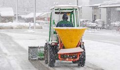 Autovadītāju ievērībai: šorīt valsts ceļu tīklā saglabājas apgrūtināti braukšanas apstākļi, strādā 96 ziemas tehnikas vienības