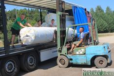 Tukumā maina futbola laukuma segumu