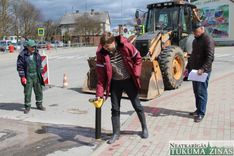 Ierīko kanalizācijas un ūdensvada pieslēgumu vairākām ēkām Talsu ielā