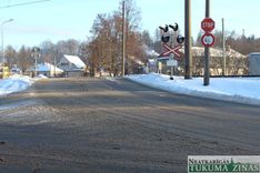 Uzmanīgi – dzelzceļa pārbrauktuves nedrīkst kaisīt