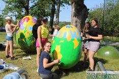 Plenērā Tukumā apglezno Lieldienu olas