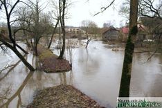 Jaunpilī pārplūdis dzirnavezers un pils parks, Zemītē applūdusi māja