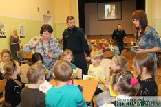 Tukuma policisti viesojas pie Tukuma E. Birznieka-Upīša skolas skolēniem /FOTO/