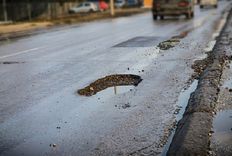 Mainīgos laikapstākļos novecojušā asfalta segumā pastiprināti veidojas bedres, brīdina «LVC»
