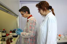 «Profesiju dienās skolēniem» Raitis Mitenbergs iepazīstas ar ķīmiķa darbu