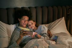 Pētnieki skaidro bezmērķīgo telefona skrollošanu pirms miega – tā atriebjamies paši sev!