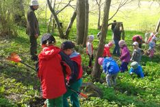 Pūres bērni palīdz avotam tecēt uz Abavu