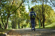 Pieaug uz elektroskrejriteņiem gūtu smagu traumu skaits pusaudžiem