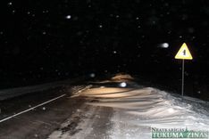 Džūkstē un Kandavā no kupenām izvelk auto ar maziem bērniem