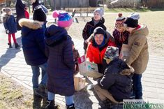 Pie Tukuma sporta halles pirmklasnieki un viņu vecāki uzstāda putnu būrīšus
